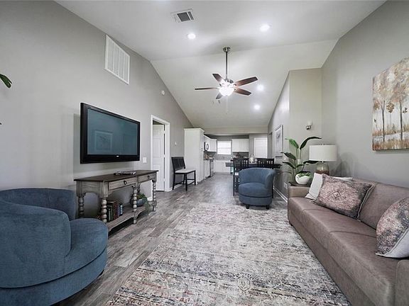 3rd image of 3484 Balboa Cir