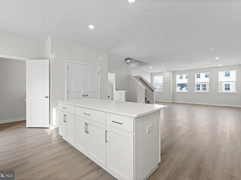 56 Continental Way — Photo 12