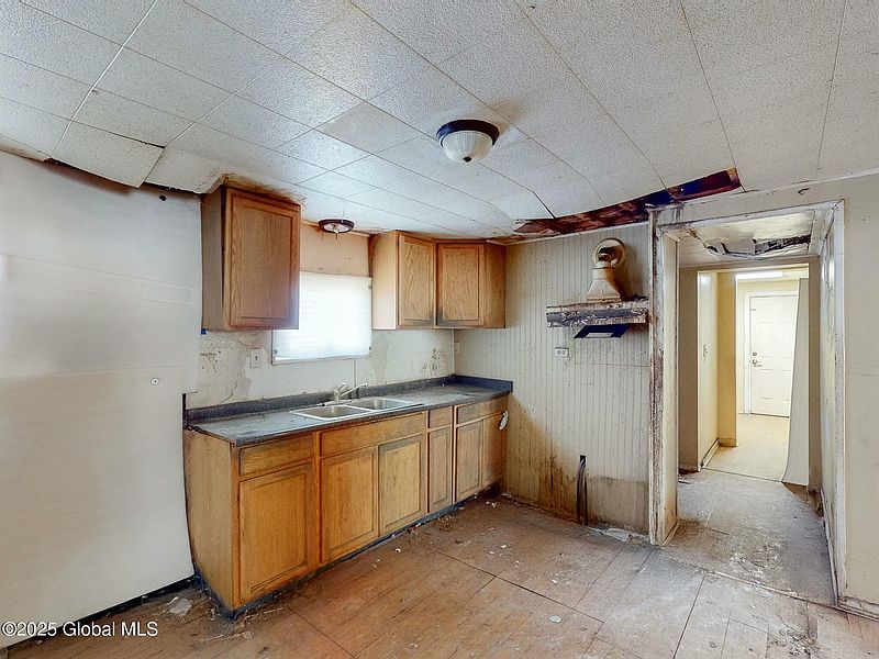 2nd image of 1071-1073 Cutler Street