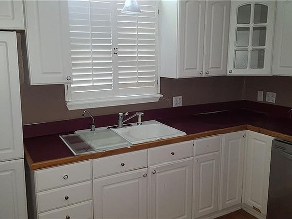 2nd image of 105 E Sadosa St