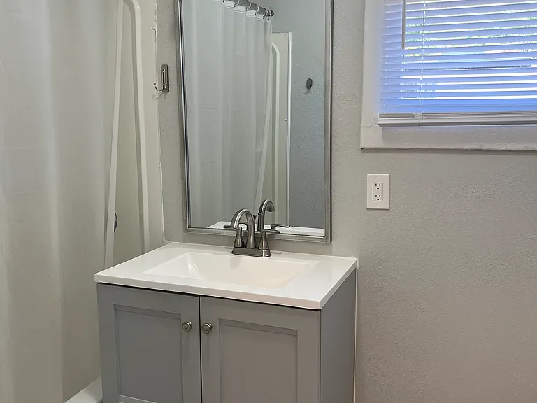 Bathroom with tub/showe