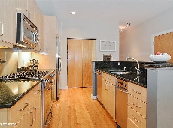 3rd image of 935 N Wolcott Ave APT 201
