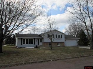 905 3rd St N, Saint James, MN 56081