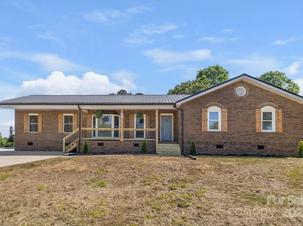 124 Hunters Creek Dr, Mooresville, NC 28115