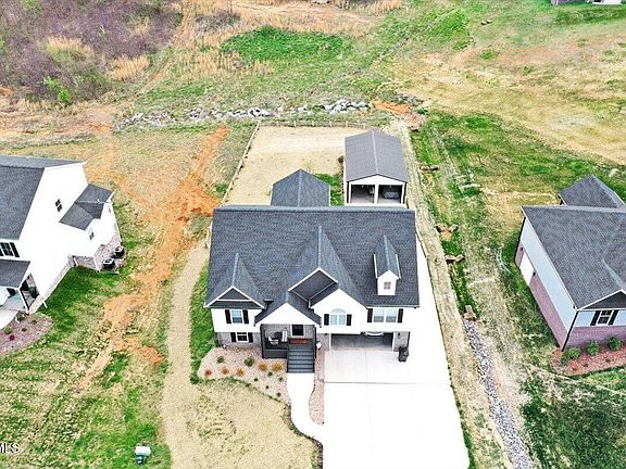 3rd image of 868 Granby Rd