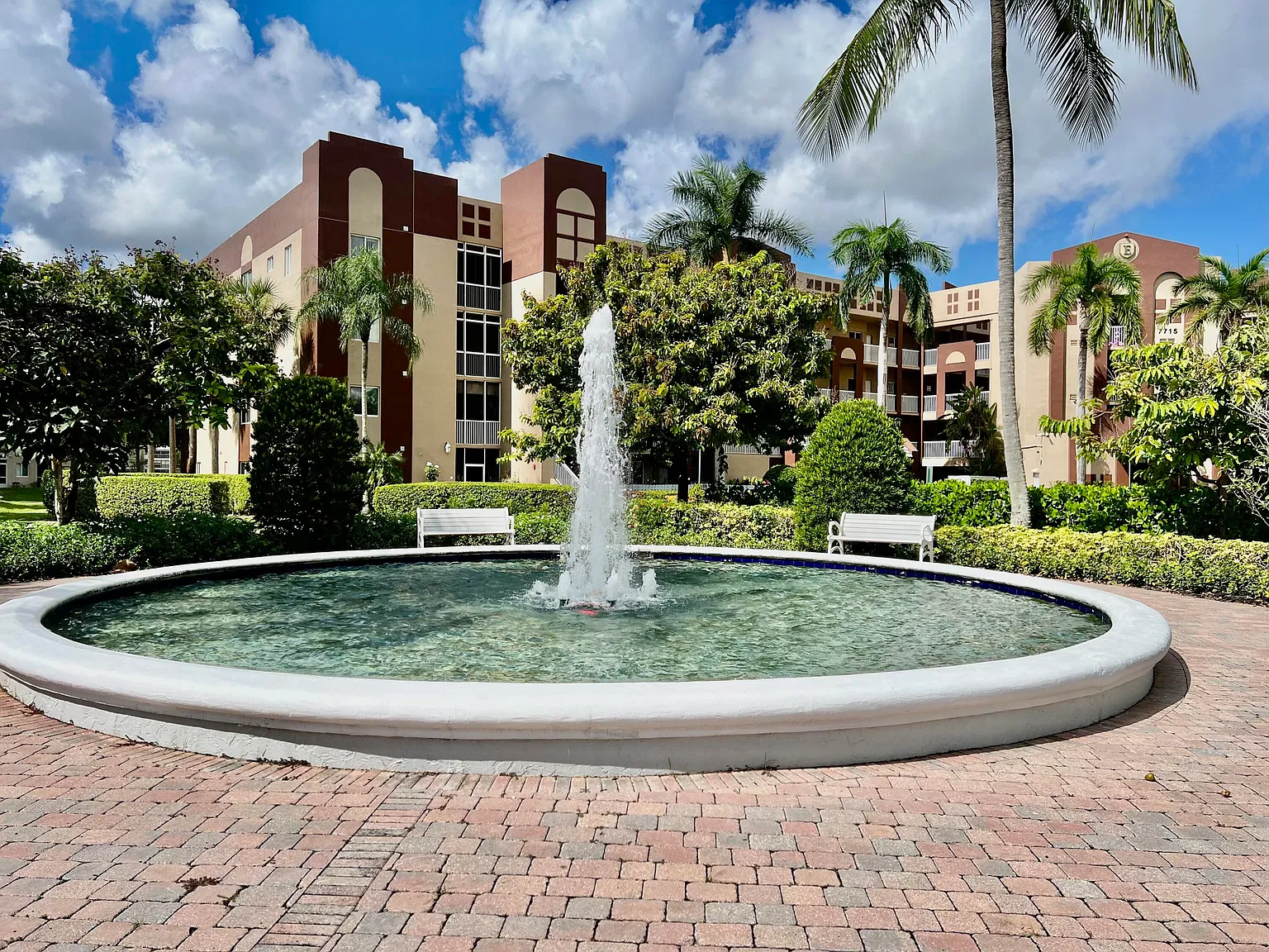 2 bed, 2.0 bath, 1986 sqft, $2,600 — Photo 2