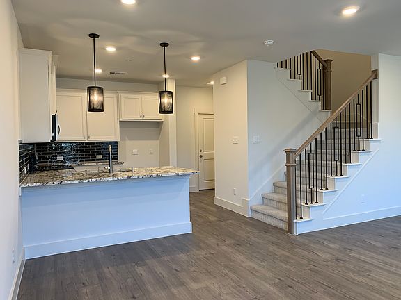 3rd image of 825 Emerling Dr