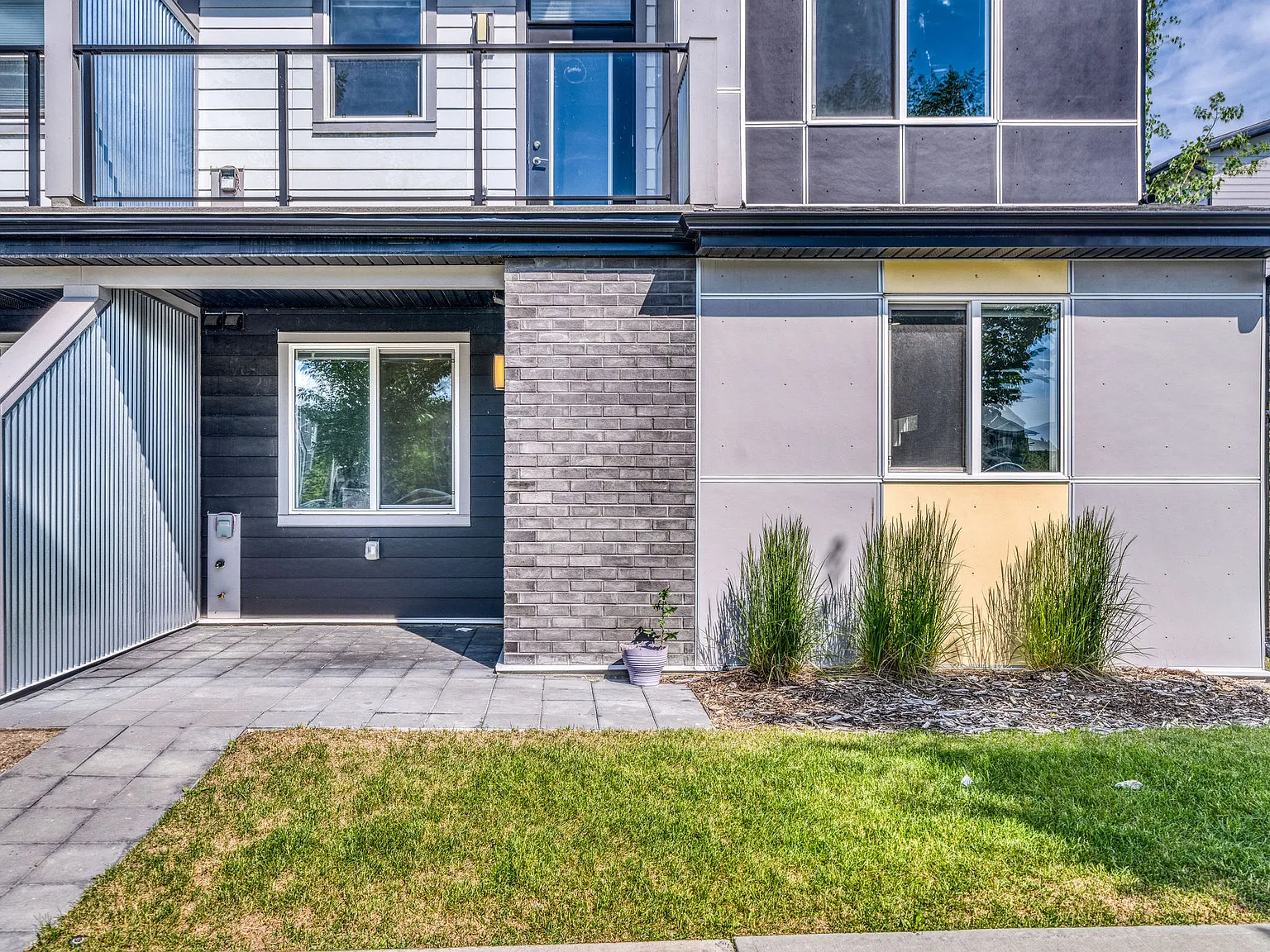 Great Condo Style Townhouse in Redstone! Private Entry! Single Level! (CP157) — Photo 1
