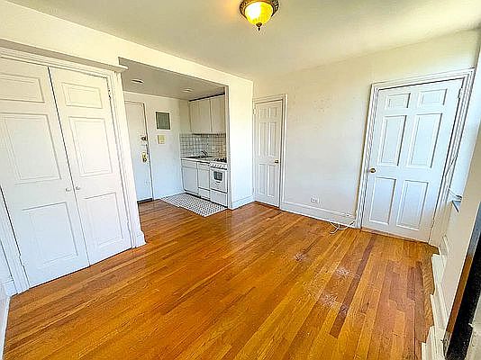 2nd image of 220 Waverly Pl APT 8