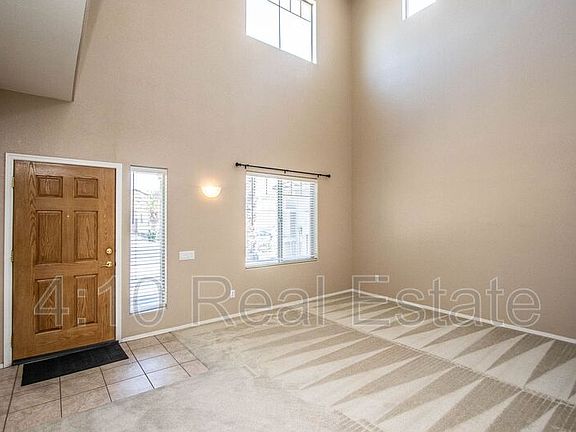 3rd image of 951 E Bellerive Pl