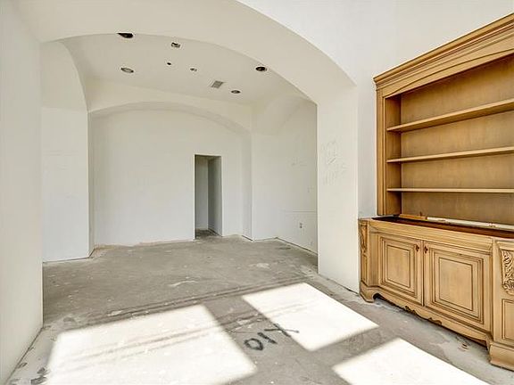5th image of 500 Throckmorton St APT 3603