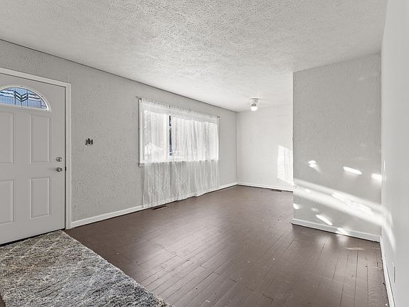 4th image of 12 Elm Dr