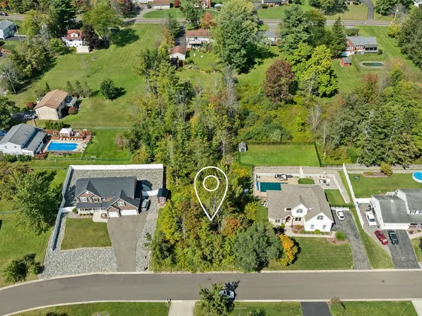 425 Country Knoll Dr, Endicott, NY 13760