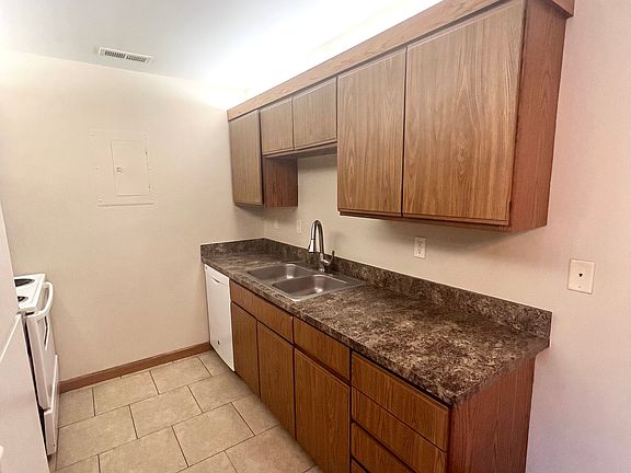 4th image of 51 Emerald Dr