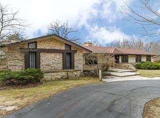 349 Old Sutton Rd, Barrington, IL 60010
