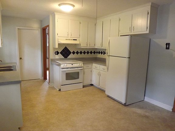 The 18x12 Eat In Kitchen Has All Appliances