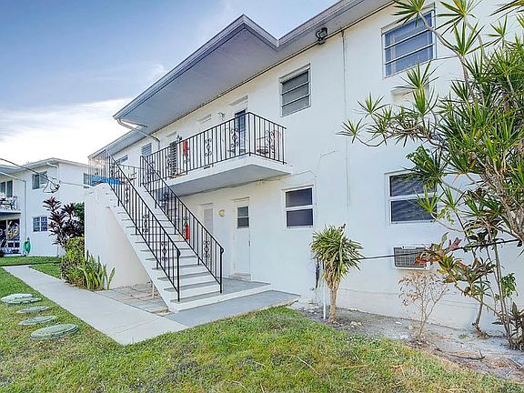 2nd image of 1060 SE 14th Pl APT 16C