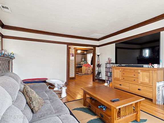 4th image of 5245 W Montrose Ave