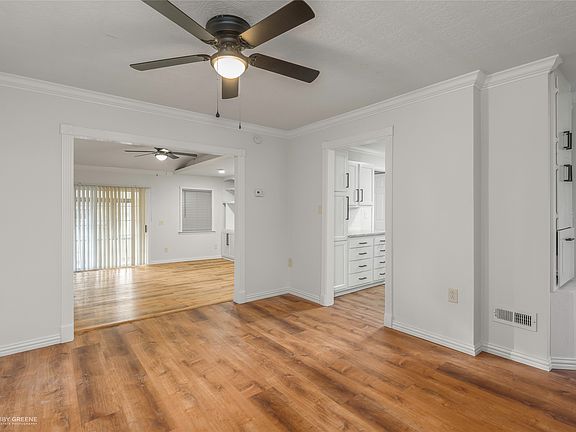 3rd image of 2090 Bellevue Rd