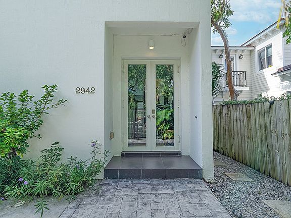 2nd image of 2942 Catalina St