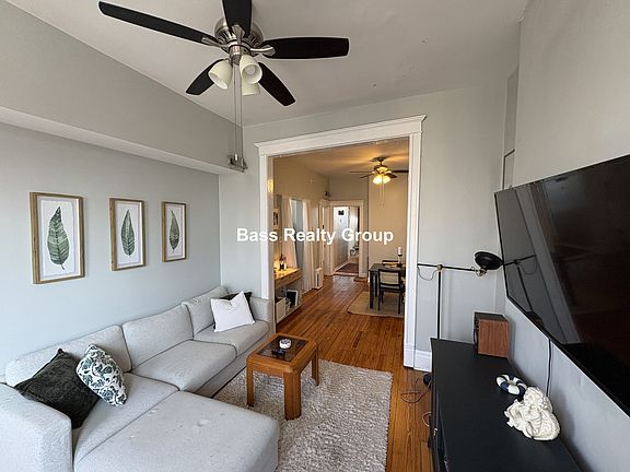 4th image of 1121 N Winchester Ave #3