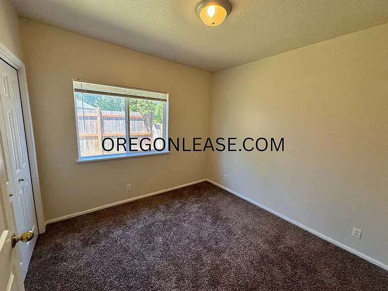 3 bedroom North Eugene duplex home with full sized garage — Photo 7
