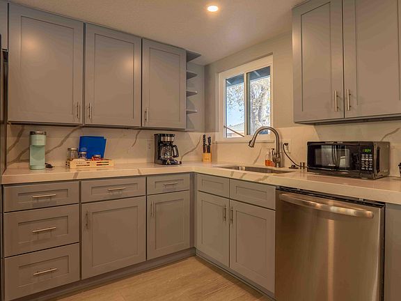 4th image of 3821 Golf Ln