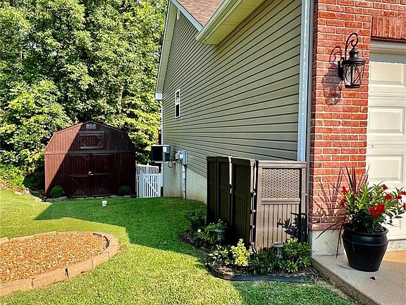5th image of 219 Williamsburg Dr