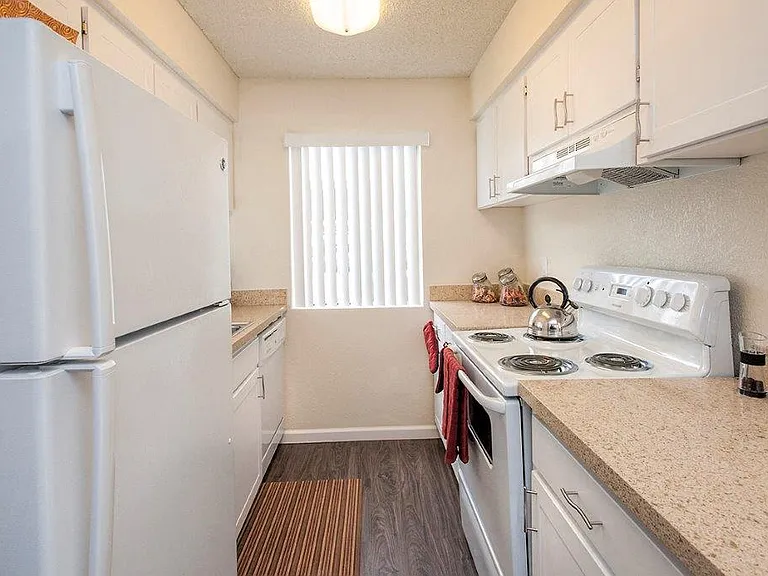 Driftwood Apartments — Photo 13
