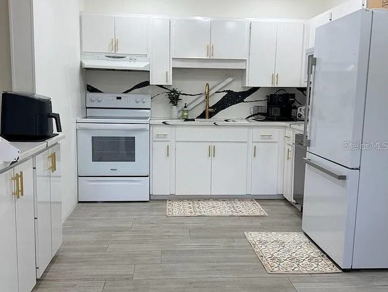 3 bed, 1.0 bath, 1402 sqft, $2,795 — Photo 2