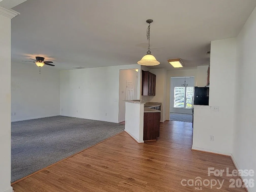 3 bed, 2.5 bath, 1900 sqft, $2,150 — Photo 2