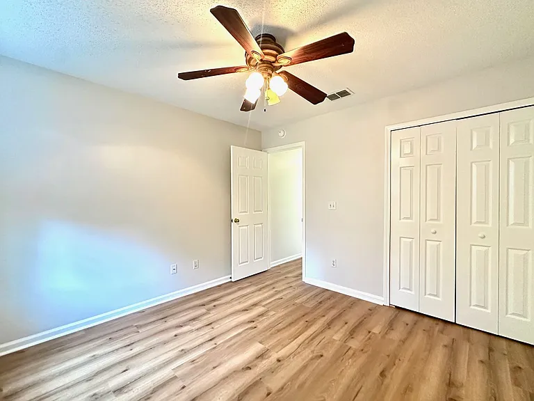1803 Canterbury Ln — Photo 25