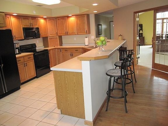 Open kitchen & lots of counter space