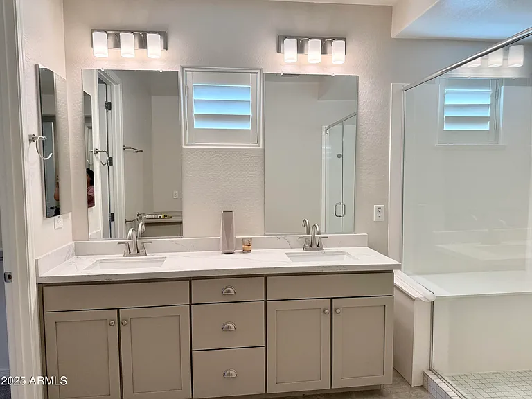 2366 W Gloria Ln — Photo 36