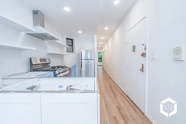 Rented by LIX Real Estate LLC | media 16