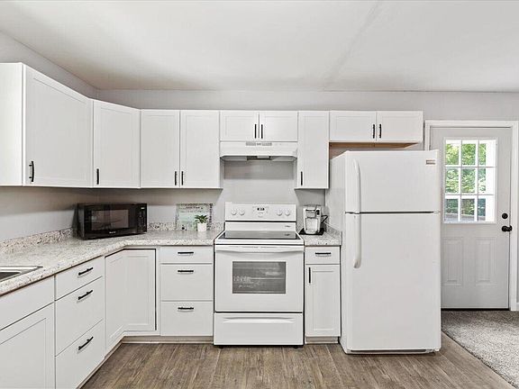 2nd image of 320 Holland Glen St
