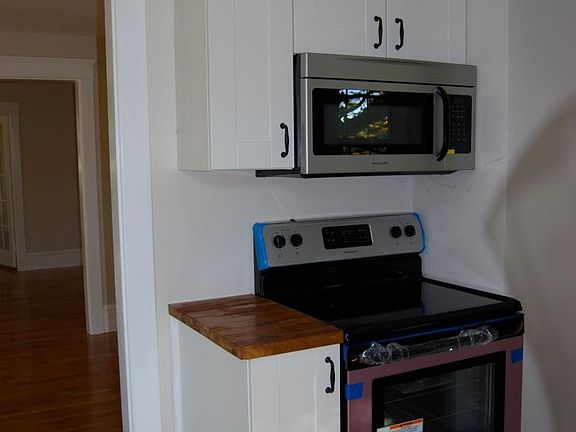 Kitchen - stove/microwave