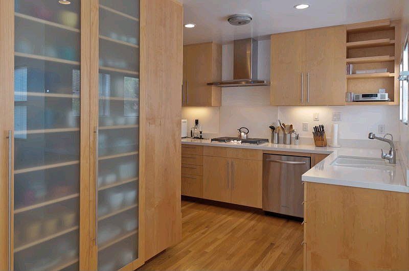 Ample kitchen cabinets