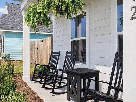 3rd image of 1212 N Caswell Avenue