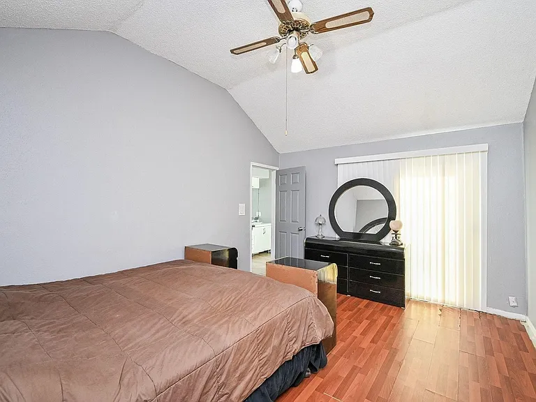 13102 Richmond Ave — Photo 12