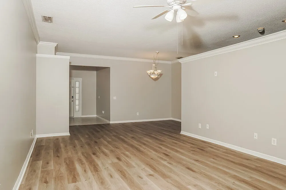 4 bed, 2.0 bath, 1996 sqft, $2,305 — Photo 4