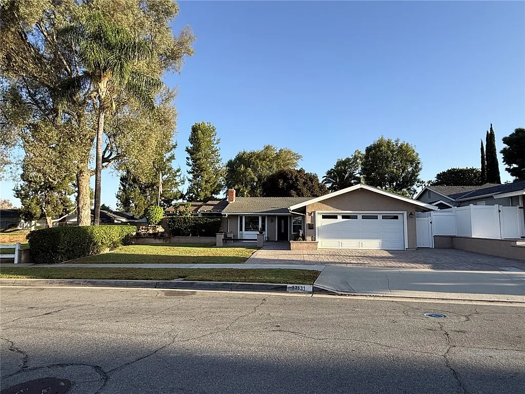 3 bed, 1418 sqft, $5,200 — Photo 1