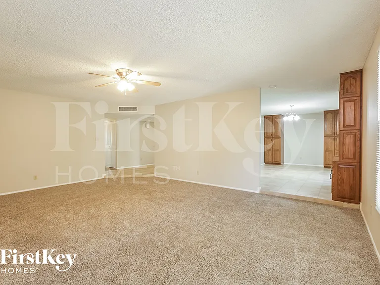 614 E Greenway Dr — Photo 5