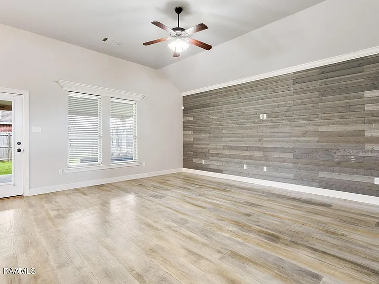 205 Quiet Bluff Dr — Photo 2