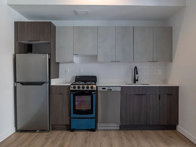 240 Mack Ave — Photo 26