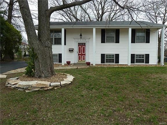 Welcome to 2590 Morningside, Florissant, Mo. 63031 A vinyl sided 1502 sq. ft. split level. 912 sq ft up and 502 sq ft of finish on the lower level.