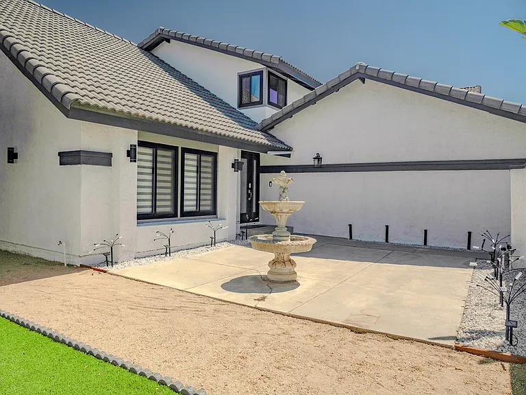 1373 W Aster St — Photo 2