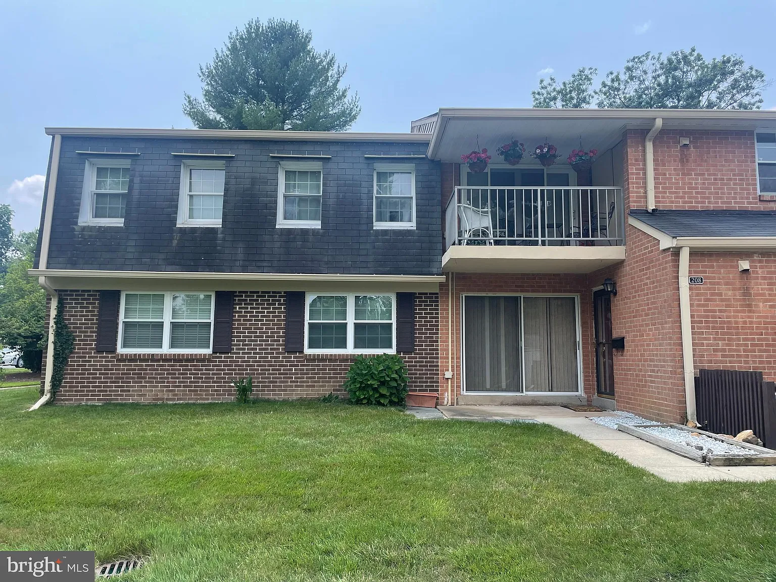 2 bed, 1025 sqft, $2,200 — Photo 2