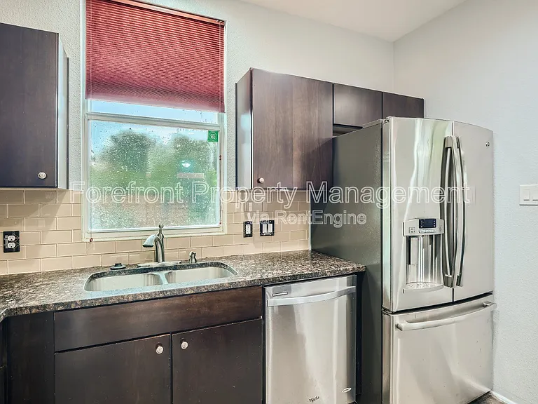126 E Myrtle St — Photo 12