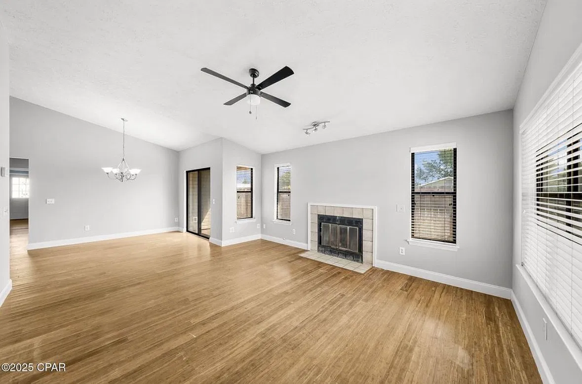 3 bed, 1348 sqft, $2,400 — Photo 2